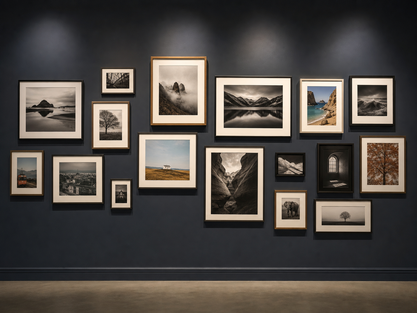 Accrochage de plusieurs tirages encadrés de tailles variées sur un mur d'exposition du studio Netteté