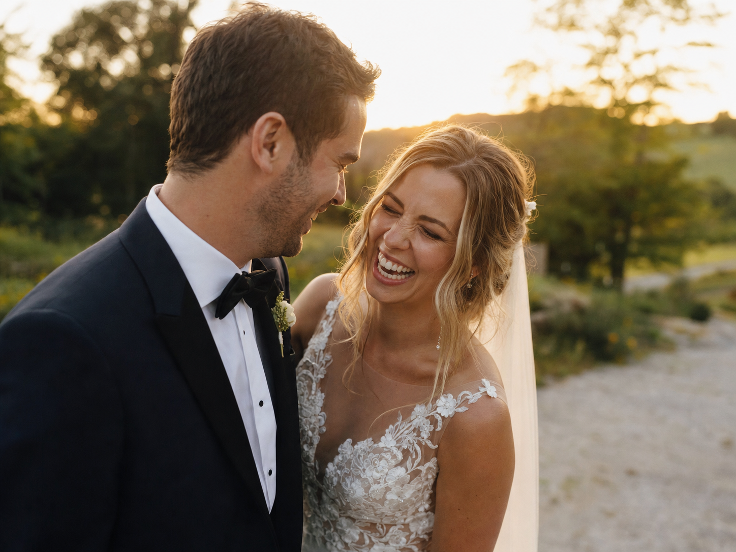 Tirage encadré d'un instant de mariage en extérieur, accrochage Netteté